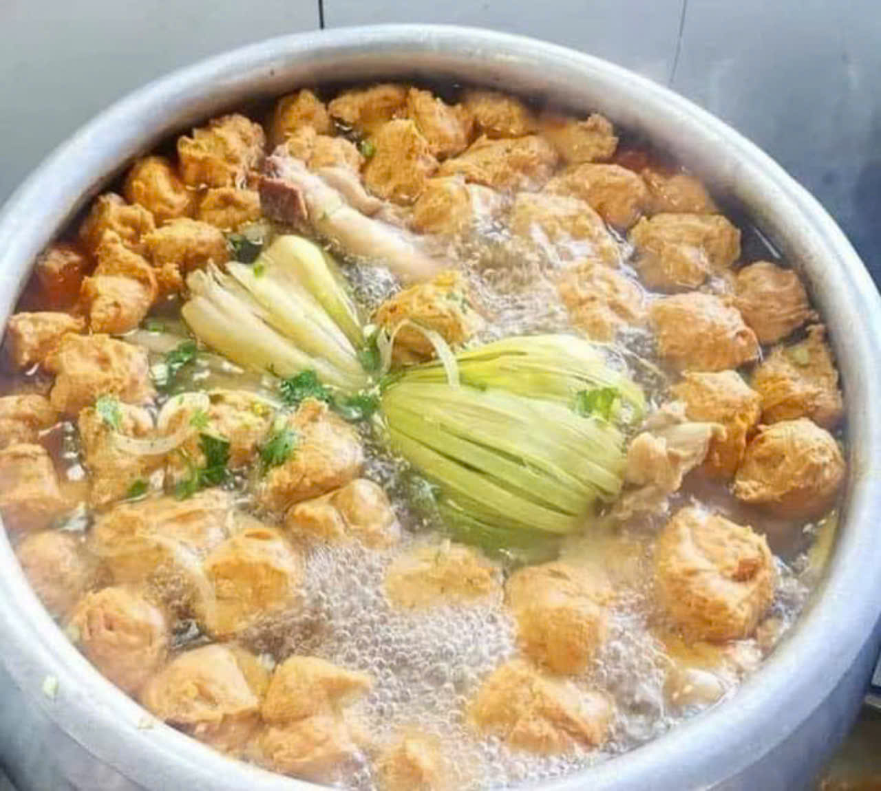 bún bò huế nấu với chả cua tươi